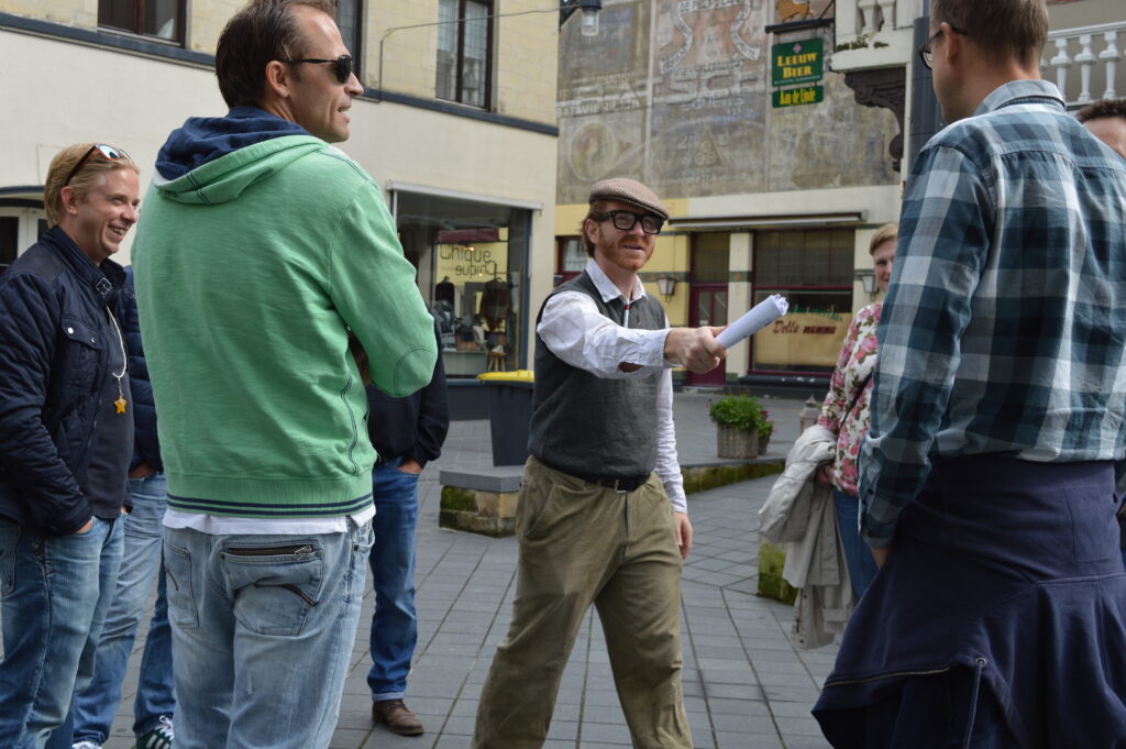 Mysterieuze stadswandeling door Valkenburg met gids. Een leuk teamuitje Valkenburg